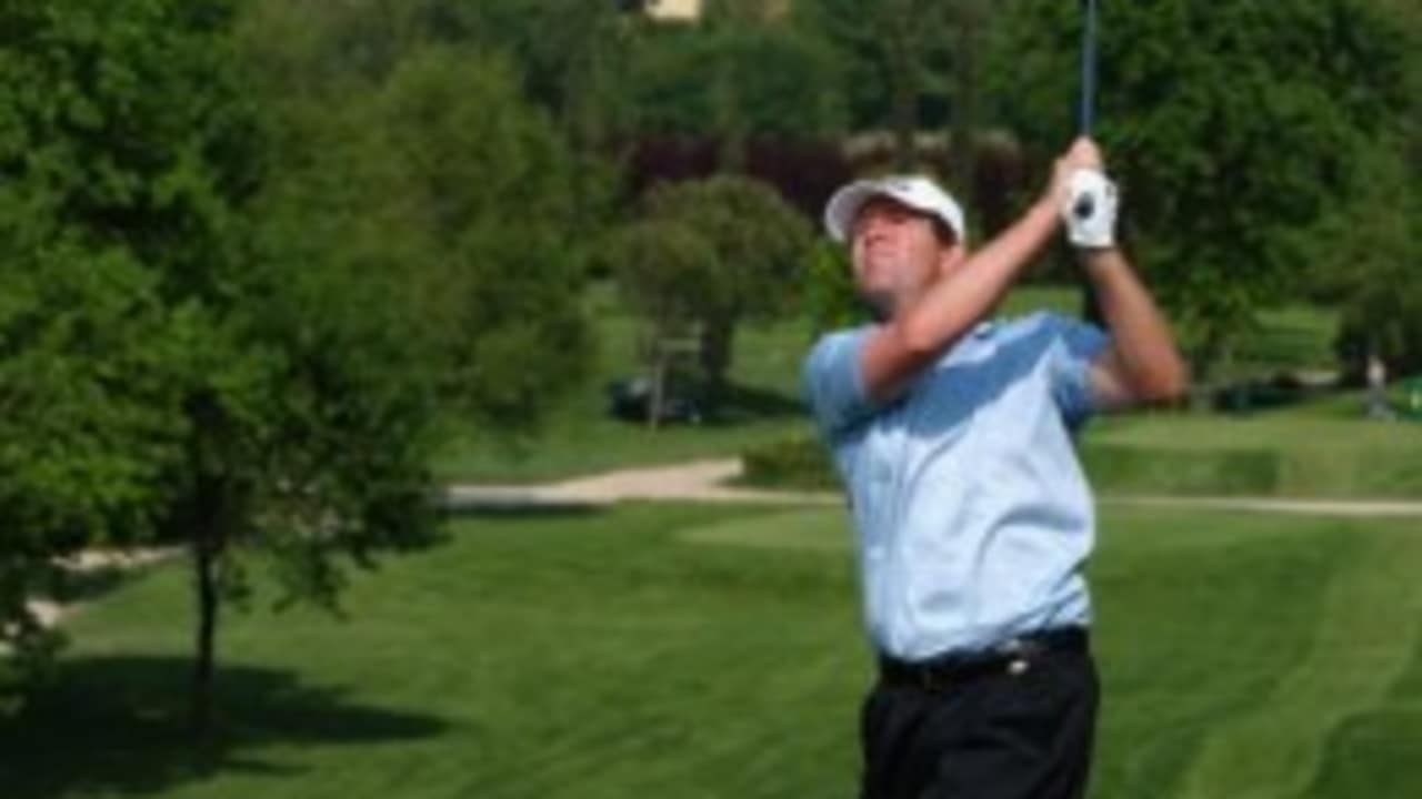 ...natürlich darf auch eine Runde Golf beim Gardagolf Country Club in Brescia nicht fehlen. Hier zu sehen: Der Niederländer Rolf Muntz bei der Italien Open 2003 an Loch 15. Im Hintergrund kann man die Hügellandschaft Valtenési bewundern. (Bild: Harry How/Getty Images)