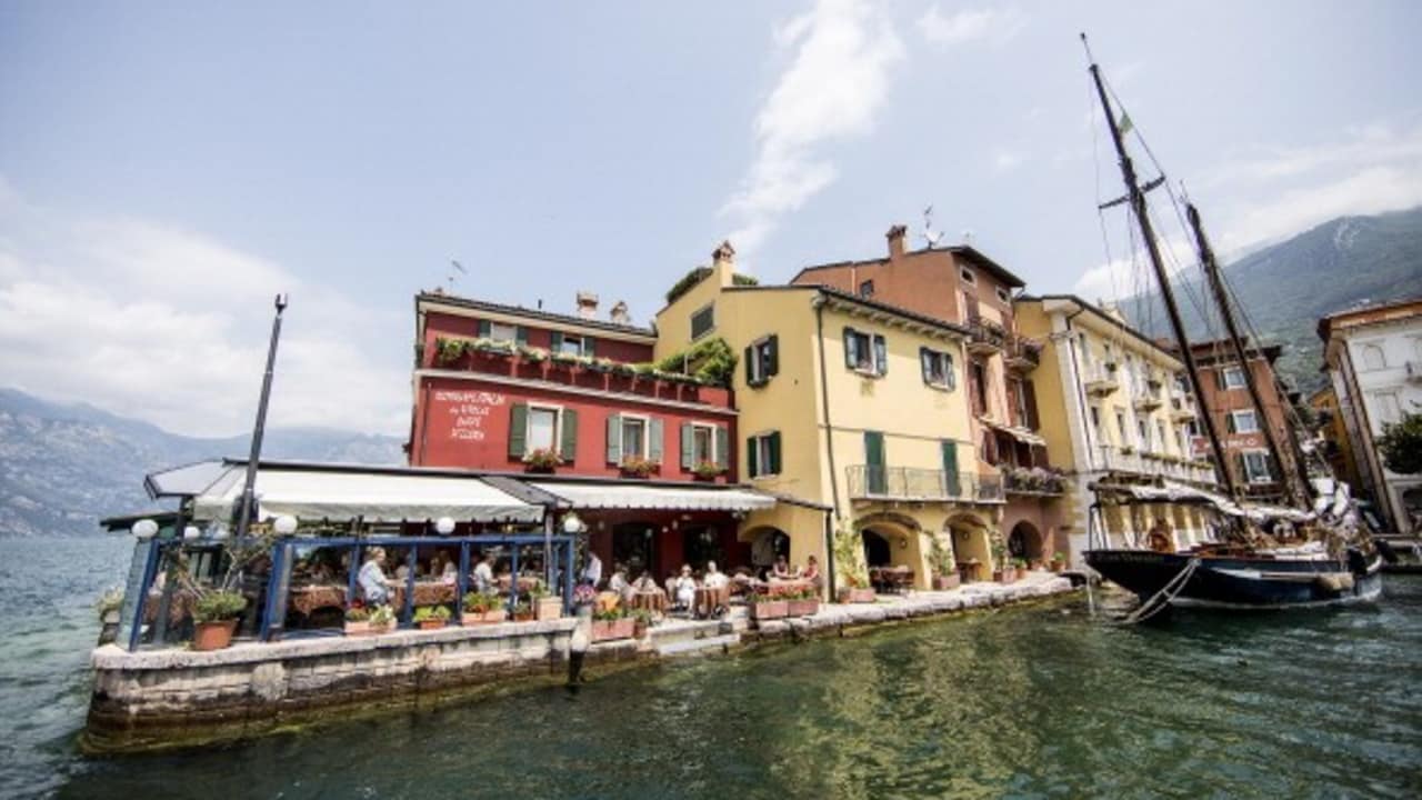 Wer lieber am Wasser sitzen möchte kann auch in den am Hafen gelegenen Restaurants speisen. (Bild: Dean Treml/Red Bull/Getty Images)