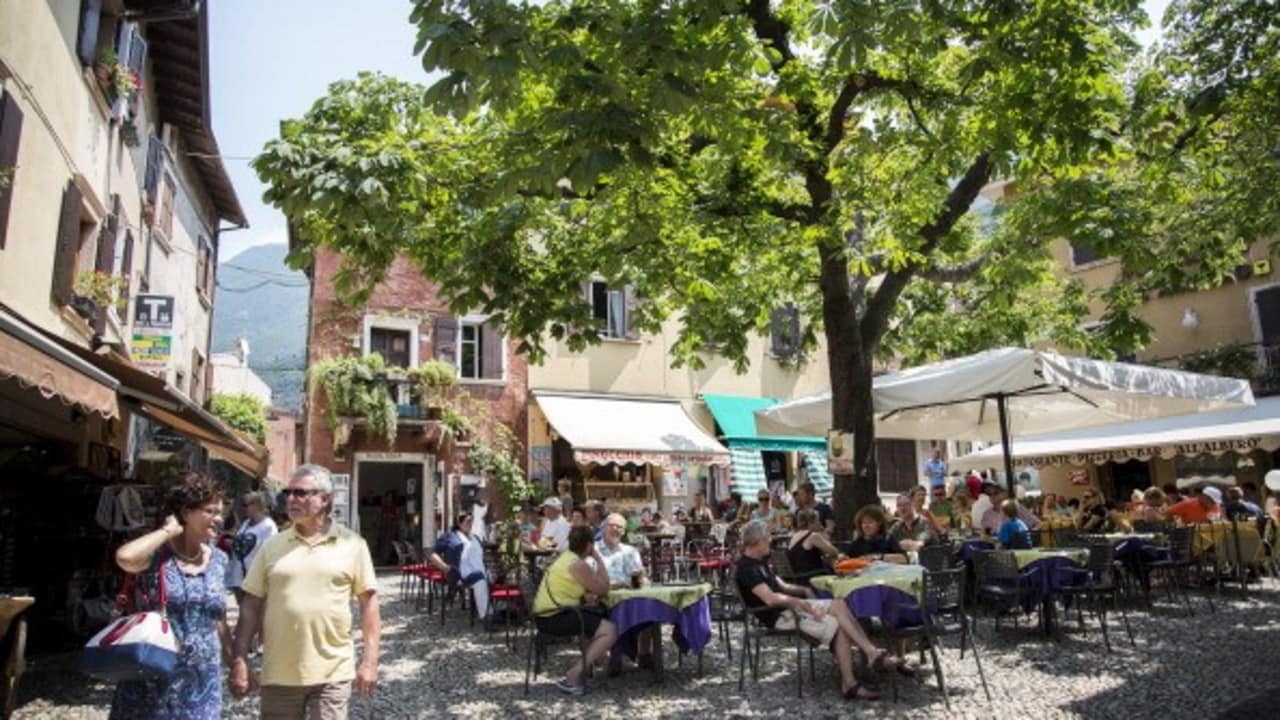 Die kleinen Gassen von Malcesine eignen sich besonders gut zum flanieren und gemütlichen Mittagessen. (Bild: Dean Treml/Red Bull/Getty Images)