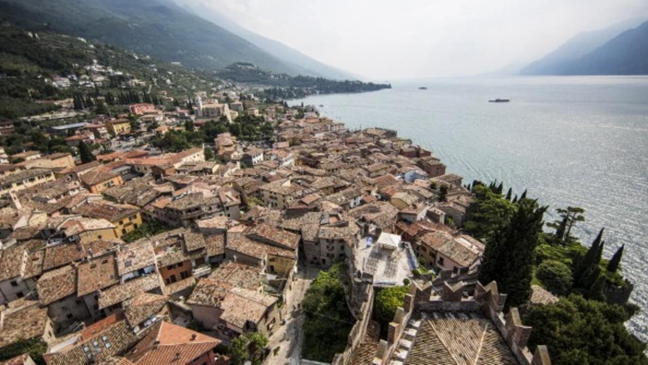 Hier zu sehen: Das Städtchen Malcesine am Rande des Gardasees. Vom "Scaliger Castle" erhält man einen beeindruckenden Blick über das Gewässer. (Bild: Dean Treml/Red Bull/ Getty Images)