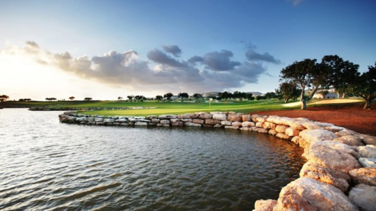 Dramatische Vorsprünge aus verwittertem Kalkstein stehen eindrucksvoll mit den dunkelgrünen Fairways in Kontrast. (Foto: Eléa Golf Club)