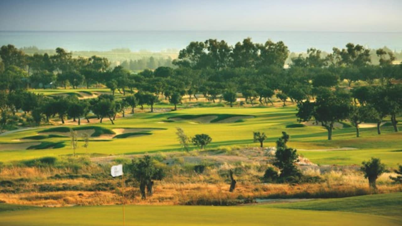 Der Golfplatz des Eléa Golf Club windet sich durch alte Johannisbrot- und Olivenbaumbestände. (Foto: Eléa Golf Club)