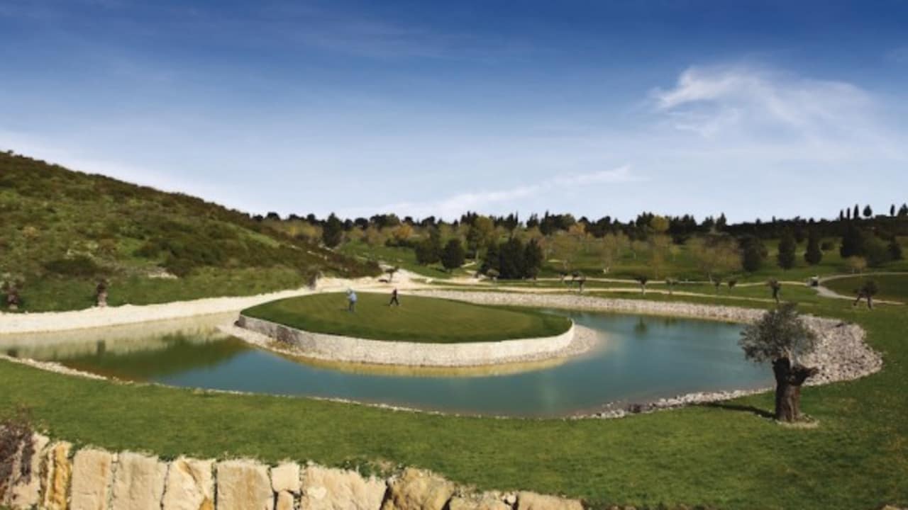 Auf einer Seehöhe von 550 Metern ist Minthis Hills ein Golfplatz für alle Jahreszeiten mit atemberaubender Bergsicht, wo man kühle Brisen sogar während der Sommerzeit genießen kann. (Foto: Minthis Hills Golf Club)
