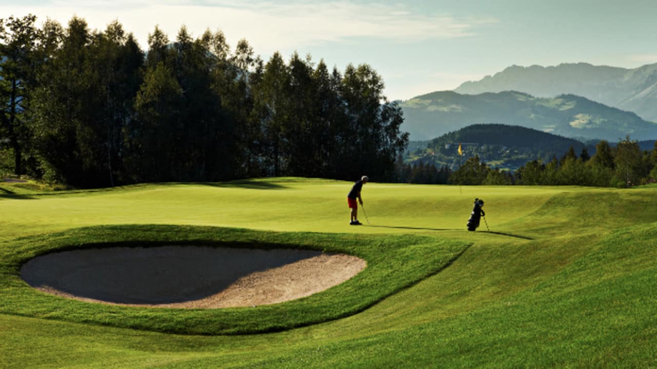 Golfplatz Eichenheim wird umrahmt von Laubwäldern und schroffen Felswänden. (Foto: Golfplatz Eichenheim)