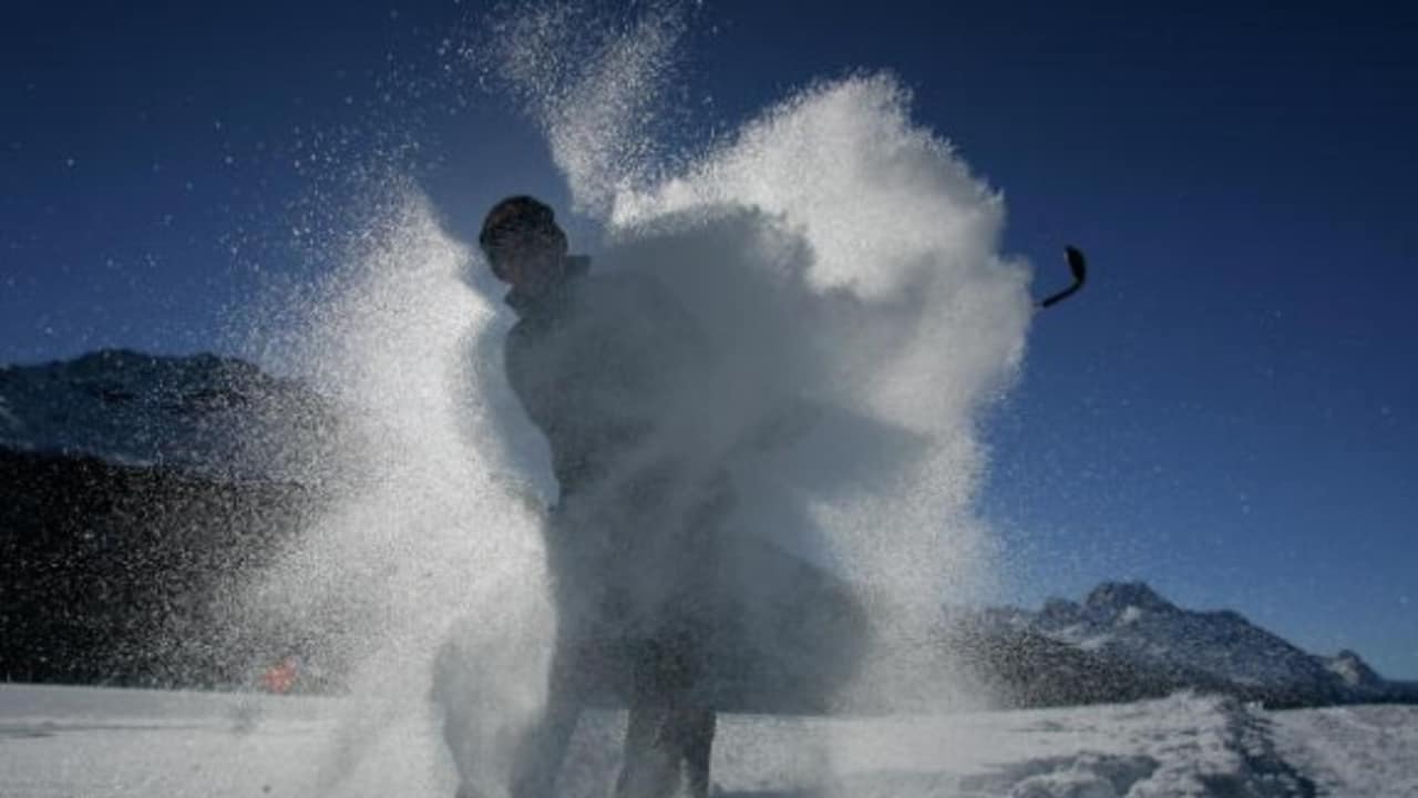 <h2>Snow Golf Championship</h2>
Selbstverständlich kommen auch Golfer auf ihre Kosten. Sogar im Winter! Jährlich findet die "Chivas Snow Golf Championship" an wechselnden Orten statt. (Foto: Getty)