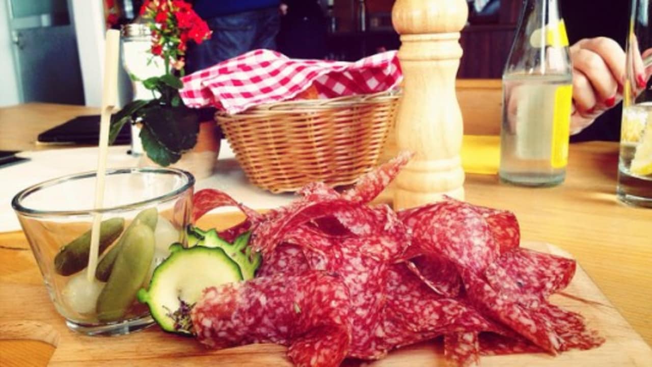 <h2>Kulinarische Köstlichkeiten</h2>
Zum Beispiel Salsiz, eine Spezialität des Kantons Graubünden. Salsiz ist eine luftgetrocknete oder geräucherte Rohwurst, welche meist aus Schweinefleisch hergestellt wird. Neben Bündnerfleisch ist Salsiz die bekannteste Köstlichkeit Graubündens. (Foto: flickr.com/hpoberlin)