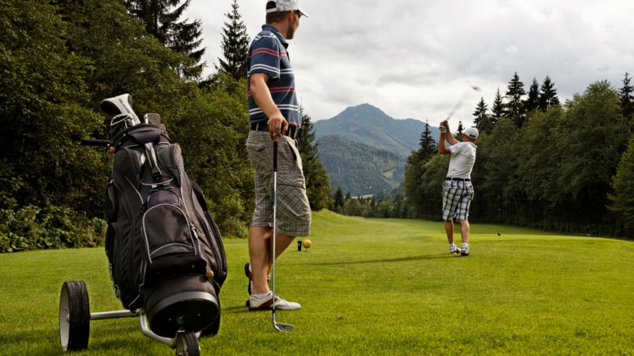 Erbaut wurde der Golfplatz von dem britischen Golfarchitekten Don Harradine. Landschaftsangepaßt bettete er den Golfplatz in den ausladenden Talkessel bei Kössen ein. (Foto: Tourismusverband Kaiserwinkl)