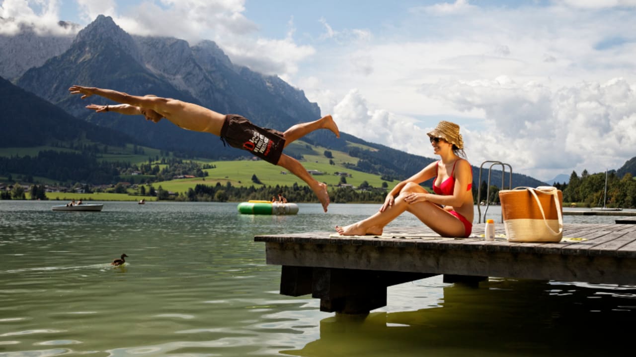Im Sommer bietet der Walchsee die richtige Gelegenheit zum abkühlen und jeder Menge Badespaß. (Foto: Tourismusverband Kaiserwinkl)