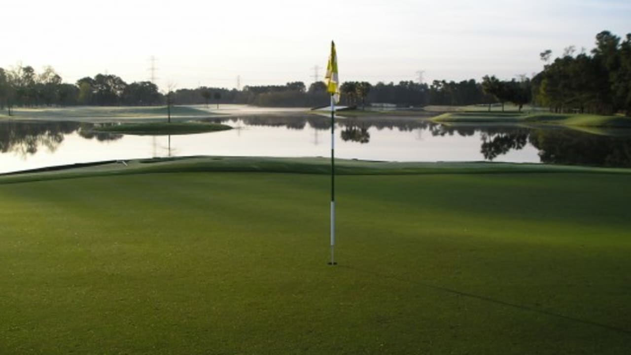 Nachgebildet wurde des Weiteren die gefürchtete 17. Bahn des TPC Sawgrass, die John Mahaffey einmal als "leichteste Par-5-Bahn des Platzes" bezeichnete. Kenner wissen jedoch, dass das Par für die Bahn eigentlich bei 3 Schlägen liegt. Auf dem Grün des Platzes in Florida findet seit 1982 die Players Championship statt, die Martin Kaymer im letzten Jahr gewinnen konnte. (Foto: Greater Houston Convention & Visitors Bureau)