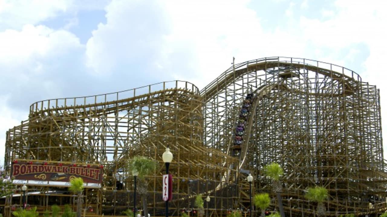 Ein Spaß für die ganze Familie ist sicherlich der Besuch des Kemah Boardwalks, der sich direkt am Strand der Golfküste befindet. Hierbei handelt es sich um eine Art Freizeitpark mit einer Holzachterbahn und vielen weiteren Fahrgeschäften. Daneben können Sie entlang der Promenade exzellent speisen, egal ob Sie Hunger auf ein saftiges Steak im "Saltgrass Steak House" oder auf mexikanisches Essen in der "Cadillac Bar" haben. (Foto: Greater Houston Convention & Visitors Bureau)