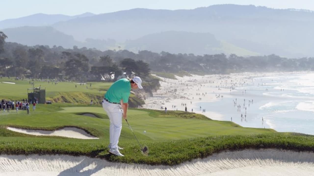 Bunkerschlag vor atemberaubender Kulisse auf dem Pebble Beach Golf Links. (Foto: Getty)