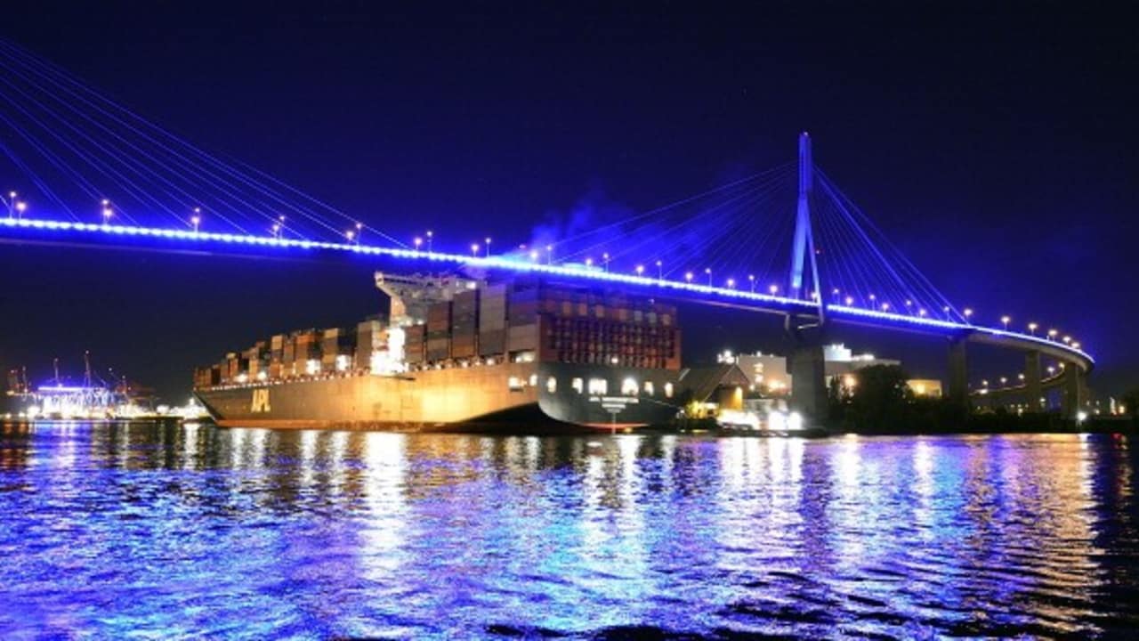 Der Hamburger Hafen bei Nacht. (Foto: Getty)
