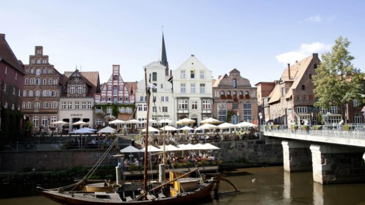 Segelboote lassen sich gut in Verbindung mit einem Besuch in einem der vielen Cafés am Stintmarkt Lüneburg beobachten. (Foto: Hamburg Marketing GmbH)