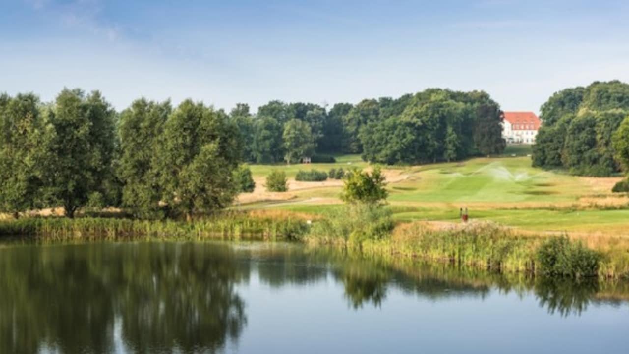 Lassen Sie sich von der atemberaubenden Landschaft nicht ablenken, dieser Platz fordert spielerisch Ihr ganzes Können.