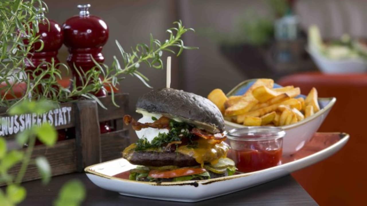 Hausgemachte Burger und Pasta stehen auf der Speisekarte.