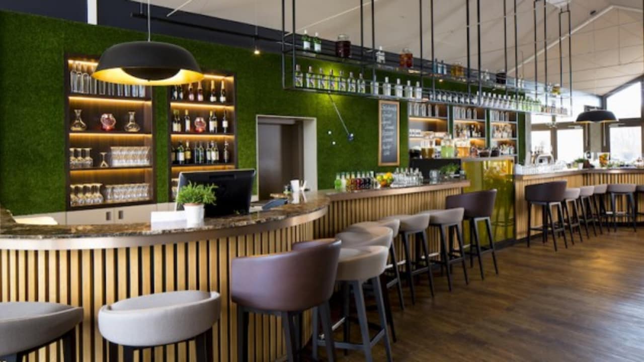 Die Bar der „Genusswerkstatt“ im sportlichen Design.