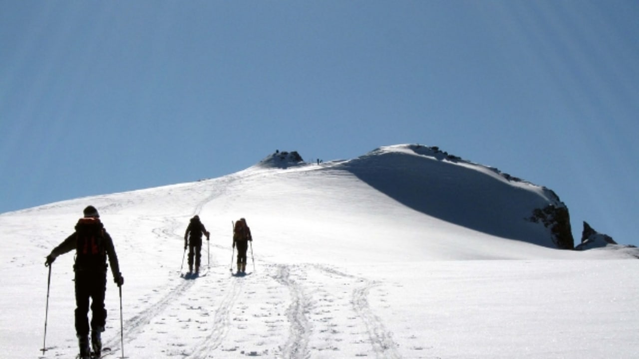 Drei Skibergsteiger nähern sich dem Gipfel des Grossstrubels auf 3240m in Adelboden (Foto: Ai@ce)