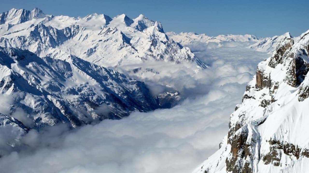 Aussicht vom Gipfel des Titlis über das wolkenverhangene Tal in Engelberg (Foto: Ragnar1984)