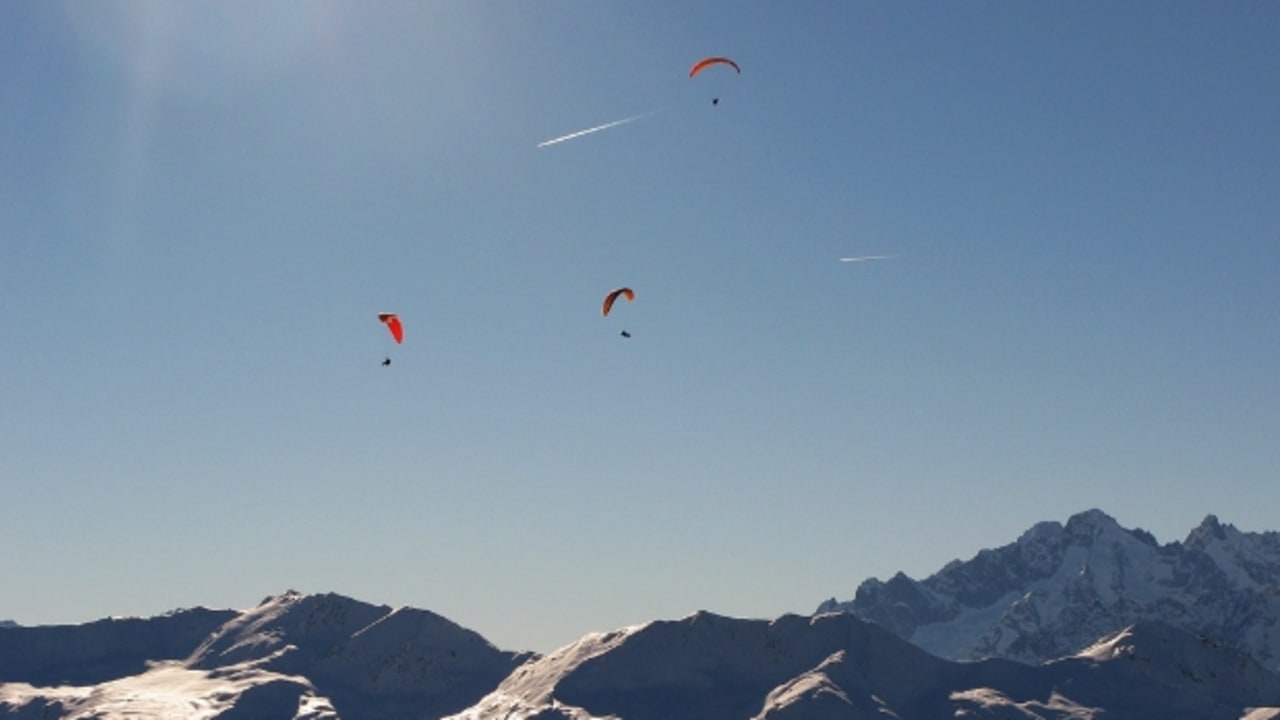 Drei Paraglider über der traumhaften Kulisse des 4 Vallées in Verbier (Foto: Leo-setä)