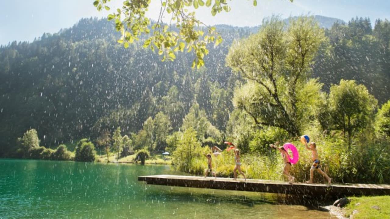 <h2>Der Afritzer See bei Feld am See</h2> Mit vielen Möglichkeiten zum Betreiben von Wassersport zieht der See jährlich viele Besucher in die Gegend. (Foto: Kärnten)