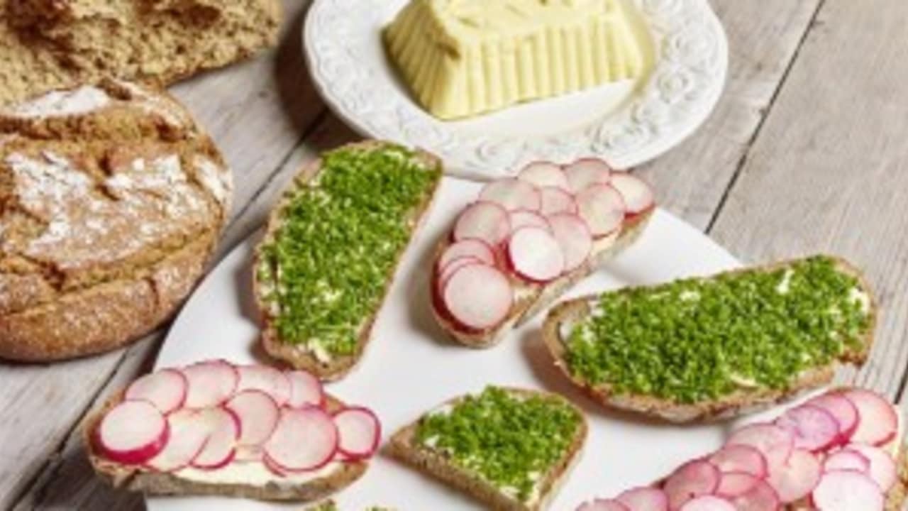 <h2>Gemma jausnan</h2> Eine rustikale Brotzeit gehört einfach dazu. Mit leckeren regionalen Spezialitäten und frisch gebackenem Brot kann man Kraft tanken. (Foto: Kärnten)