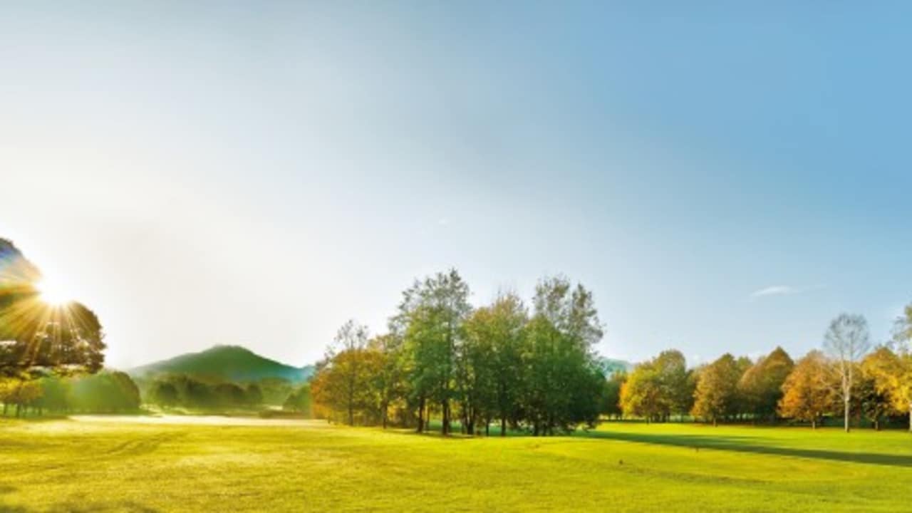 <h2>Golfpark Klopeinersee – Südkärnten</h2> Die vielen Sonnenstunden und das milde Klima bringen schlagkräftige Vorteile: Die Golfsaison dauert hier bis in den November. Der „Hausplatz“ des ehemaligen Ski-Weltcup-Fahrers Rainer Schönfelder zeichnet sich durch seine großzügigen, sanft welligen bis hügeligen Fairways (Par 72) aus. Weniger konditionsstarke Golfer schätzen die breiten und wenig kupierten Spielbahnen, die aber auch Longhittern sämtliche Möglichkeiten bieten. Einzigartig ist der Panoramablick auf die umliegenden Berge Hochobir und Petzen. (Foto: Kärnten)