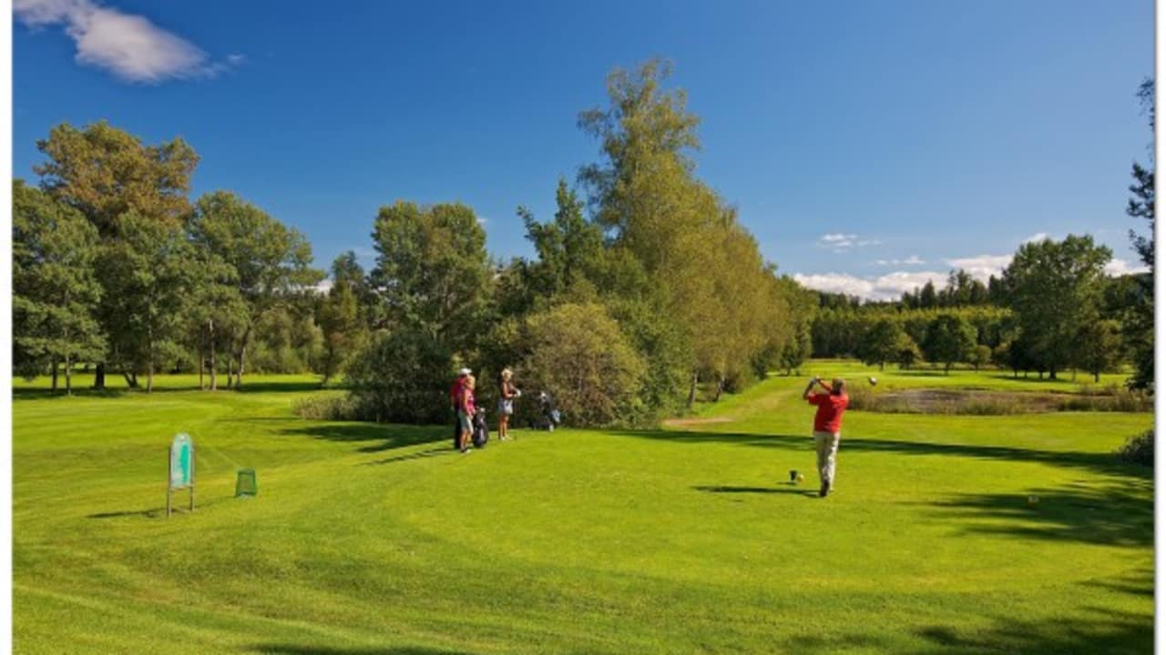 <h2>Golfanlage Moosburg Pörtschach</h2> Nur drei Kilometer vom Wörthersee entfernt, 1992 mit dem „Premier European Golf Course“ ausgezeichnet, und ab 2006 mit „first class superior“ klassifiziert, befindet sich auf einem malerischen Plateau die Golfanlage Moosburg-Pörtschach. Die in einer Parklandschaft gelegene Anlage besteht aus einem 18-Loch-Platz (Par 72), einer 9-Loch-Anlage (Par 35) und einer angeschlossenen Golfakademie. Nicht nur Golfer lockt das Clubrestaurant an, über den Gourmettempel – so munkelt man – soll so mancher Sportmuffel bereits seine Passion für den Golfsport entdeckt haben. (Foto: Kärnten)