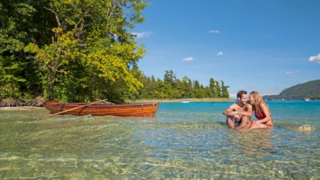 <h2>Der Wörthersee</h2> Der wohl bekannteste See Österreichs liegt mit seiner 17 Kilometer Länge in der Hügellandschaft des Dreiländerecks Österreich, Italien und Slowenien. Rund um den See befinden sich insgesamt 4 Golfanlagen. (Foto: Kärnten)