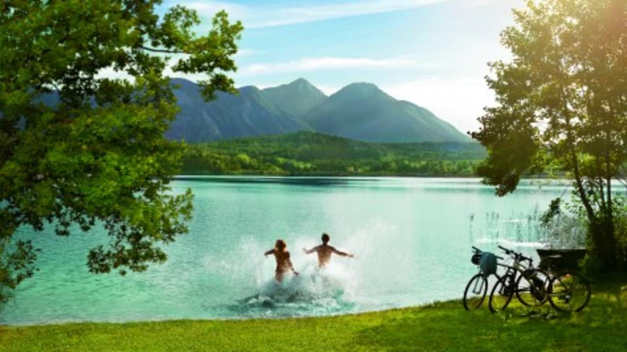 <h2>Der Turnersee - Natur pur erleben</h2> Wie der Klopeiner See erreicht auch der Turnersee im Sommer bis zu 28 Grad Wassertemperatur und eignet sich hervorragend für Wasserliebhaber. In einem Schutzgebiet im Gemeindegebiet Sankt Kanzian gelegen, hat das Wasser sogar Trinkwasserqualität und lockt vor allem Gäste an, die Erholung und Ruhe suchen. (Foto: Kärnten)