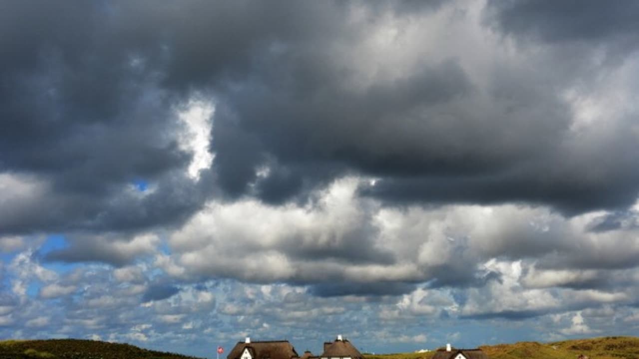 <h2>Reetdachhäuser</h2>
Typisch für die Region sind die schönen Reetdächer auf den Häusern. Das Nordseewetter kann auch mal etwas rauer sein. Davon lässt man sich aber nicht unter kriegen und kann im Warmen eine Friesentorte essen und Kaffee trinken (Foto: getty).