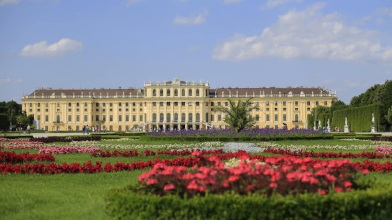 <h2>Schloss Schönbrunn</h2>Das Schloss Schönbrunn, die ehemalige Sommerresidenz von Kaiserin Sissi. Dort gibt es Prunk, Park und Palmen. Ein Tagesausflug ist eigentlich noch viel zu wenig dafür. (Foto: Getty)