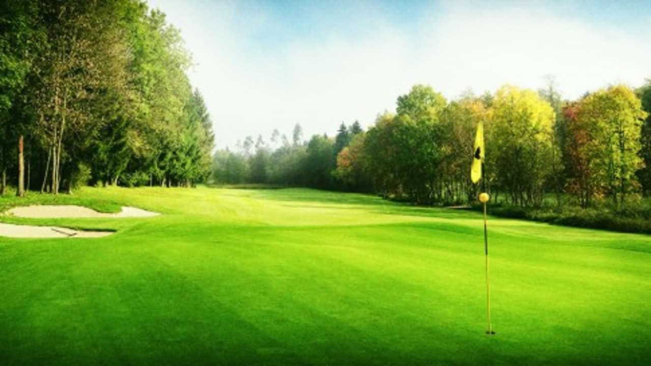 Auf gut gepflegten Fairways und Grüns können die 18 Loch des Clubs genossen werden. (Foto: Studio Fasching)