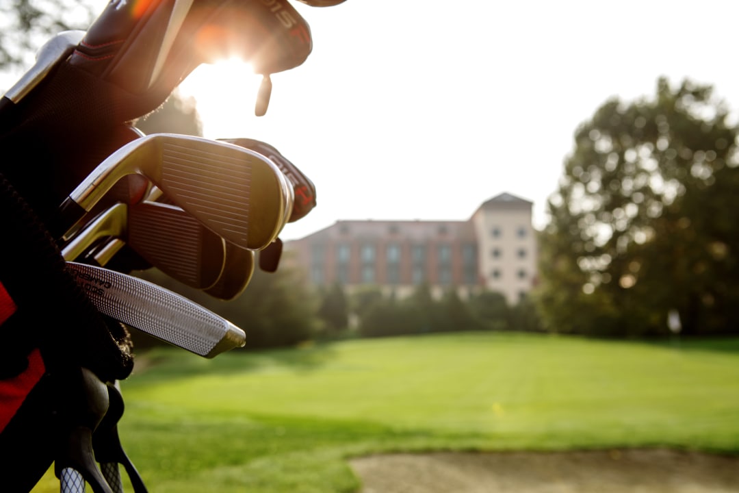Kopie von arosa-scharmuetzelsee-resort-ansicht-golf-bag-0998