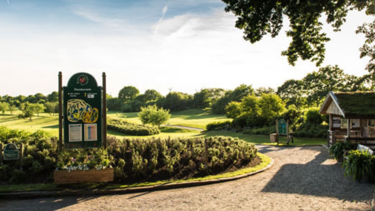 Doch auch der BIG APPLE-Course hat es in sich: Der sehr idyllisch angelegte Golfplatz stellt jeden Golfer vor Herausforderungen. (Bildquelle: Gut Apeldör)