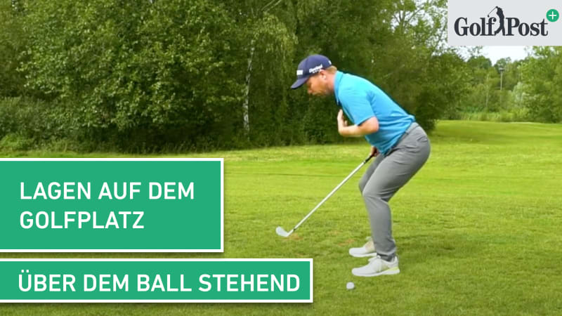 Über dem Ball stehend