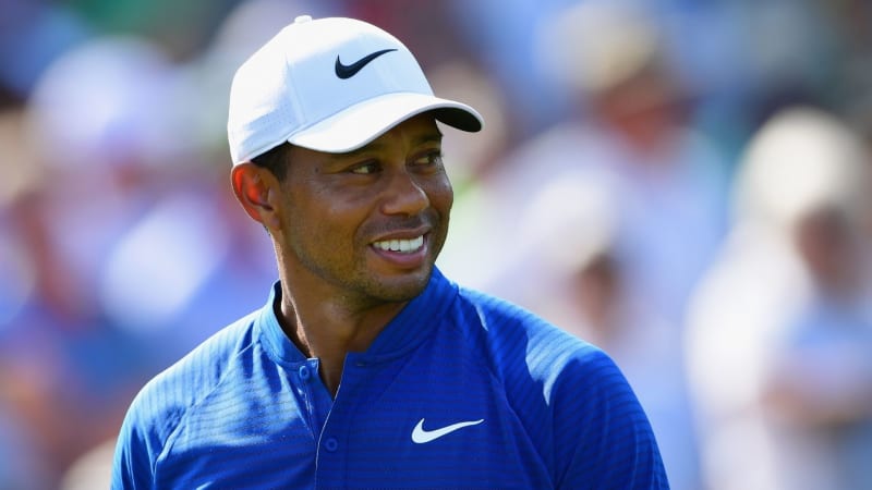 Tiger Woods unterschreibt Lang...