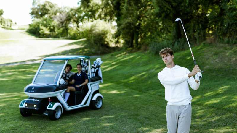 Wie man auf dem Golfplatz mit...