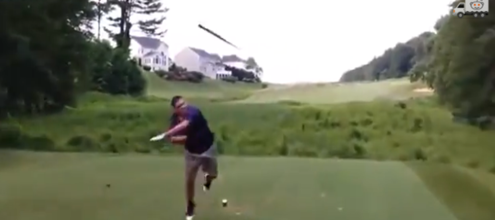 Golfer wirft Driver auf Flightpartner