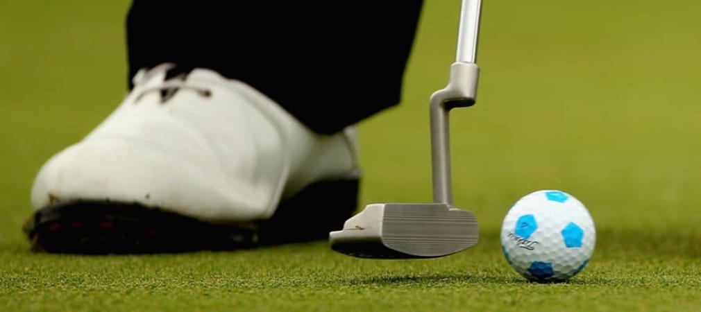 Golfball in Fußballoptik