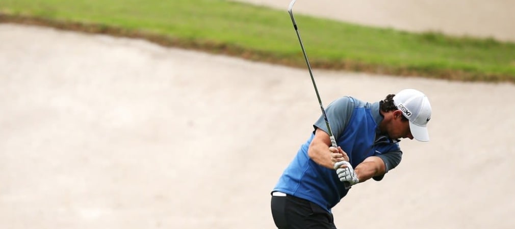 Rory McIlroy spielt sich am zweiten Tag der Australian Open als Rundenbester an den Führenden Adam Scott heran.