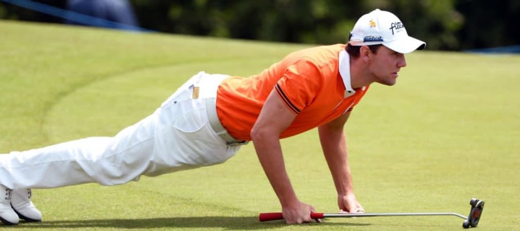 Maximilian Kieffer checkt die Puttlinie