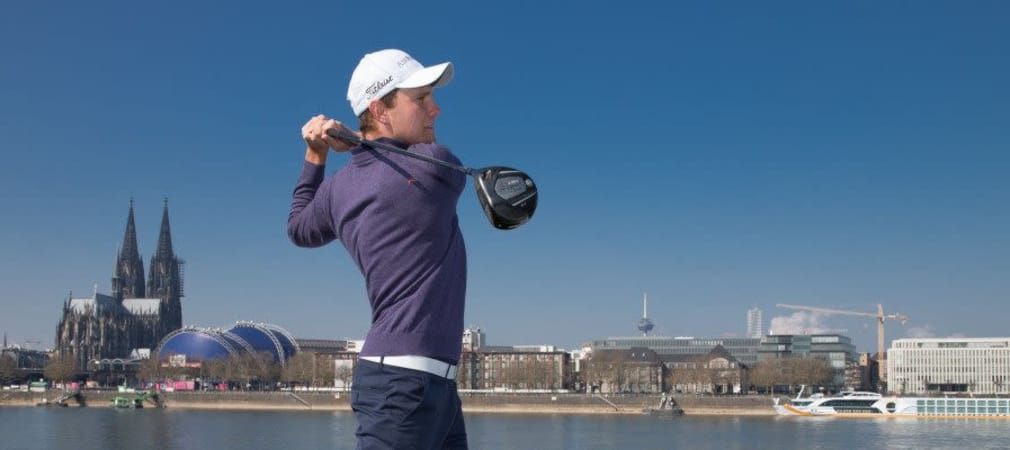 Maximilian Kieffer vor der wunderschönen Skyline von Köln. (Foto: BMW)