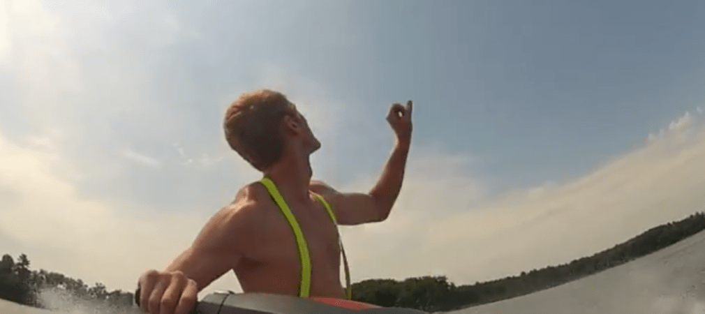 Und, fängt er ihn? Starker Catch des hippen Typen! (Foto: Youtube)