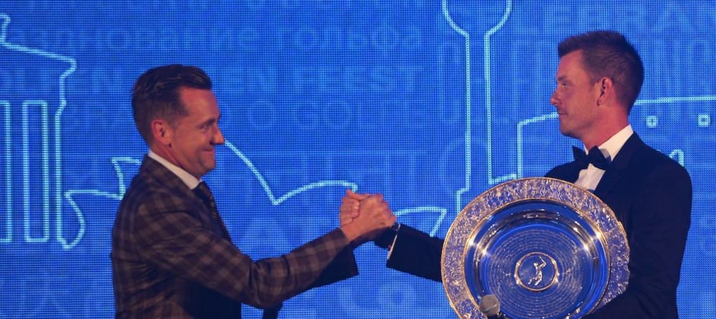 Ian Poulter überreicht Henrik Stenson die Trophäe des 2013 Players' Player of the Year Award (Foto: Getty)