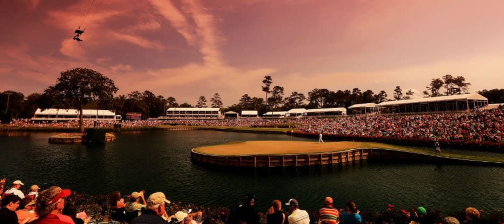 Roter Rauch über der 17 - mit Farbfilter über der Linse wirkt das berühmte Inselgrün des TPC Sawgrass noch bedrohlicher. Im letzten Jahr musste Sergio Garcia dran glauben, wer muss 2014 zittern? (Foto: Getty)