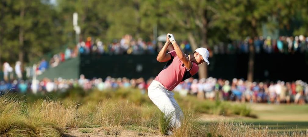 Martin Kaymer schlägt den Ball aus der Waste Area. (Foto: Getty)