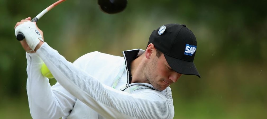Martin Kaymer trainiert mit seinem Tennisball-Pendel auf der Driving Range (Foto: Getty)