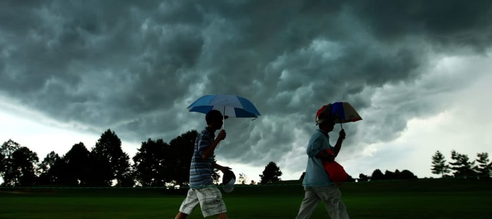 Wer beim Golf von einem Gewitter überrascht wird und es nicht mehr ins Clubhaus schafft, sollte sich schnell in tiefer liegende Bereiche des Golfplatzes retten (z.B. Bunker). (Foto: Getty)