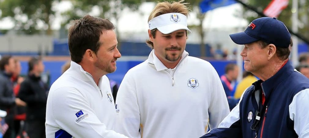 Tom Watson, Kapitän der US-Amerikaner, blieb nur die faire Gratulation an Graeme McDowell (l.) und Victor Dubuisson.