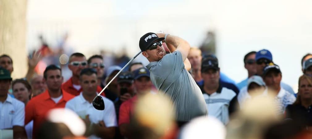 Hunter Mahan betrachtet die Flugkurve seines Balles. (Foto: Getty)